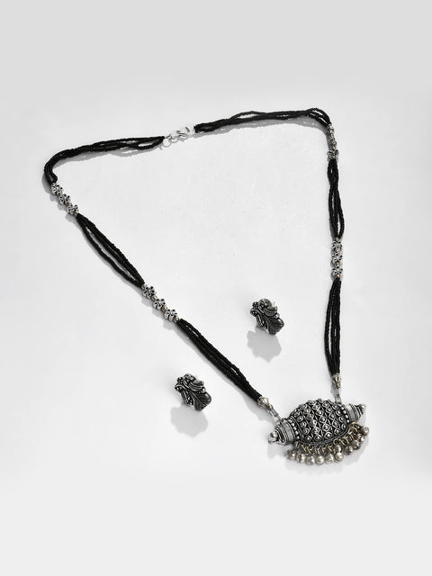 SILVER GEOMETRICAL PENDANT AND STUD SET