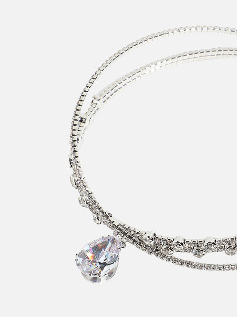 Regal Headpieces: The Glamour of an Embellished Hairband